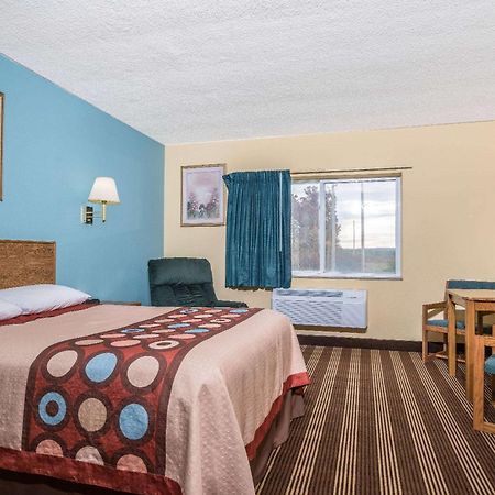 Super 8 by Wyndham Osseo WI Hotell Eksteriør bilde